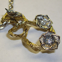 Золотой кулон с бриллиантами Сакура